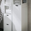 SoBuy BZR123-W Badkamer Kolomkast, Badkamerkast, Hoge Kast, Staande Kolomkast, Opbergkast Opbergplank met 2 Planken en 1 Wasmand