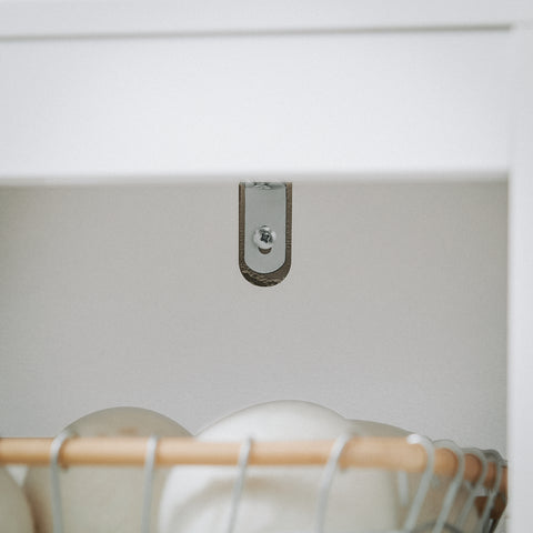 SoBuy BZR122-W Badkamerkast, Lage Kast, Smal Badkamerkastje, Badkamermeubel met 1 Kantelbare Wasmand