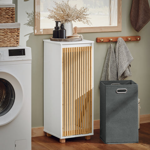 SoBuy BZR126-W Staande Badkamerkast, Lage Kast, Smal Badkamerkastje, Halfhoge met 1 Kantelbare Wasmand et Bamboe Deur