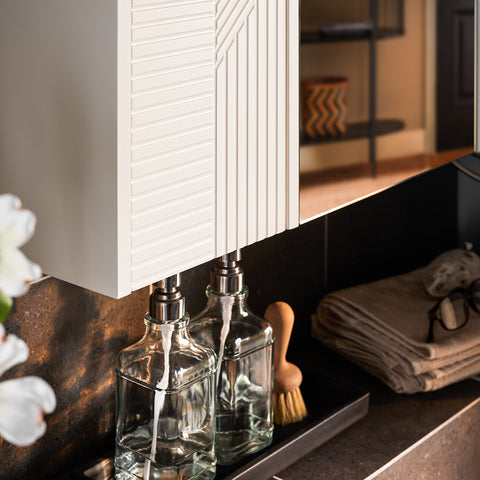 SoBuy BZR153-W Wandkast met spiegel, opbergkast, hoge kast met 2 deuren, verstelbare planken, 60x15x46 cm