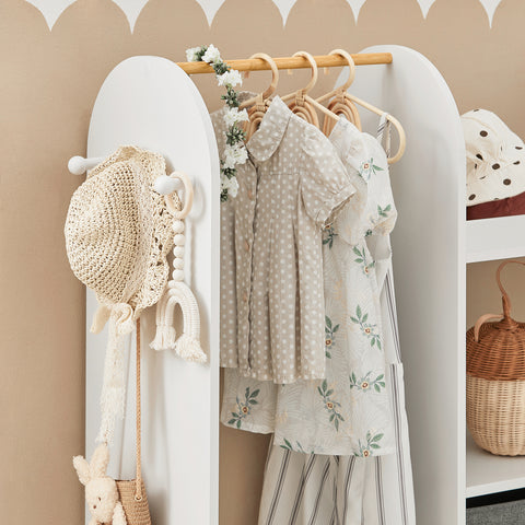 SoBuy KMB40-W Kinderkledingkast, Kinderslaapkamer Kledingrek, Kinderkledingrek, Kledingroedes, Kapstok, Kledingkasten met 3 Planken, 1 Mand en 3 Haken